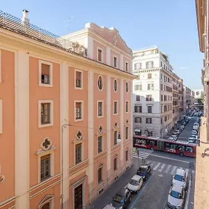 Large In Center, Termini Area Apartamento